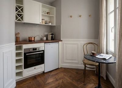 Cuisine sur mesure et coin repas haussmannien ivoire table marbre — Squared Sphere Paris 9e