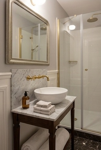 Salle de bain vasque marbre Carrare robinetterie laiton doré haussmannien Paris