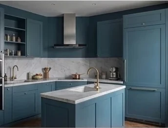 Cuisine en L avec îlot central — façades laquées bleu profond, plan et crédence en marbre.