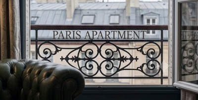 Vue depuis balcon appartement haussmannien Paris 7e toits zinc garde-corps fer forgé