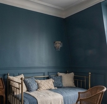 Chambre secondaire bleu nuit daybed fer laiton appliques cristal haussmannien Paris 7e