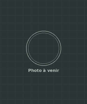Cuisine haussmannienne laquée bleu nuit plan marbre blanc Calacatta luminaires suspendus