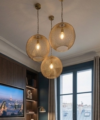 Salon haussmannien bleu nuit cheminée marbre luminaires dorés Paris 7e — Squared Sphere