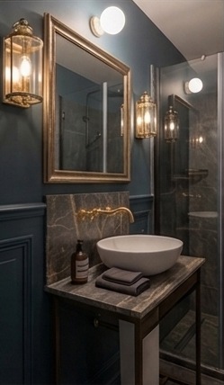 Salle de bain marbre gris luminaires lanterne laiton bronze haussmannien Paris 7e