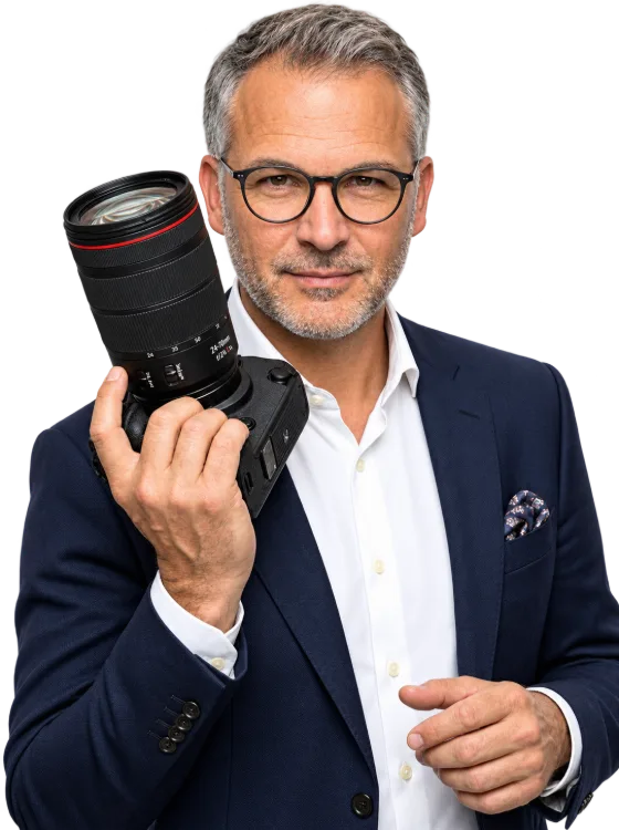 Le fondateur de Squared Sphere, boîtier photo professionnel en main